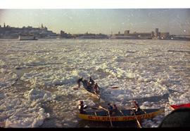 Course de canots sur glace