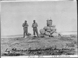 Officier en chef et le maître de manœuvre prenant la mesure du soleil au méridien près de la plac...