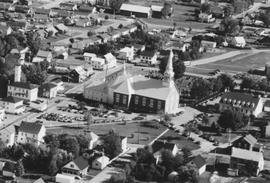 Vue aérienne de la place de l'Église de Saint-Jean-Chrysostome a