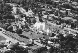 Vue aérienne de la place de l'Église de Saint-Jean-Chrysostome c